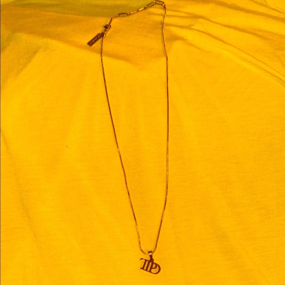 Taylor Swift Gold Minimalist Necklace (new) - Picture 1 of 3